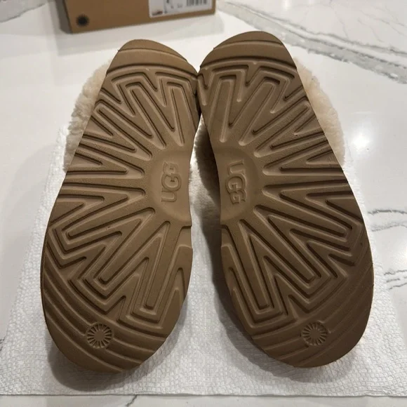 UGG Kids Moraene Slipper in Chestnut Size 4